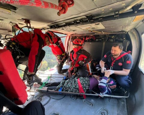 80 yaşındaki Selime Nine, Rize'de mahsur kaldığı yayladan kurtarıldı