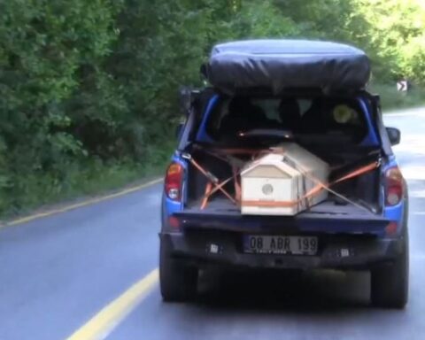 Artvin'de Sel Felaketi Sonrası Cenaze Zorlu Koşullarda Taşındı