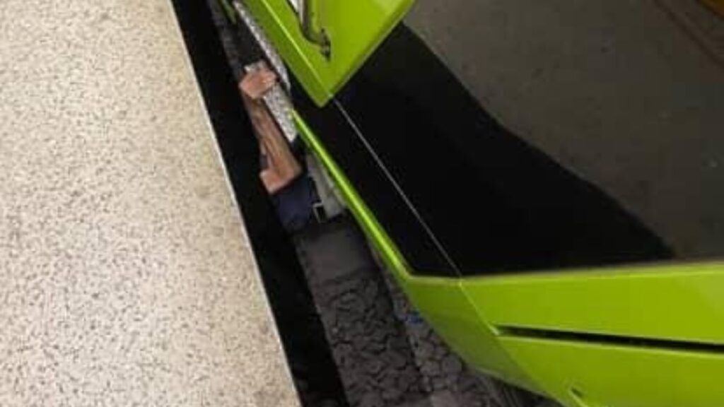 Bursa Metro İstasyonunda Yaşlı Adamın Raylara Düşmesi Tehlike Yarattı