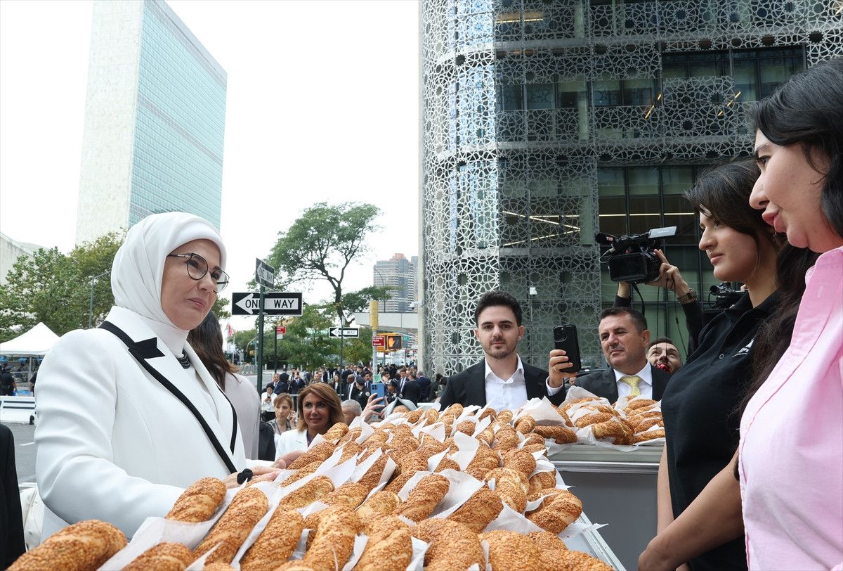 Emine Erdoğan, Türkevi yakınındaki simit standını ziyaret etti