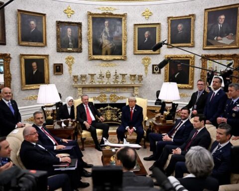 Erdoğan ve Trump'tan Ukrayna Savaşı Üzerine Kritik Görüşme ve F-35 Tartışması