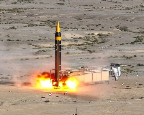 İran, ABD'nin Bombardımanına Rağmen Yeni Füze Denemelerine Başladı