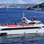 Liverpool taraftarları İstanbul Boğazı'nda renkli gösterilerle karşılandı