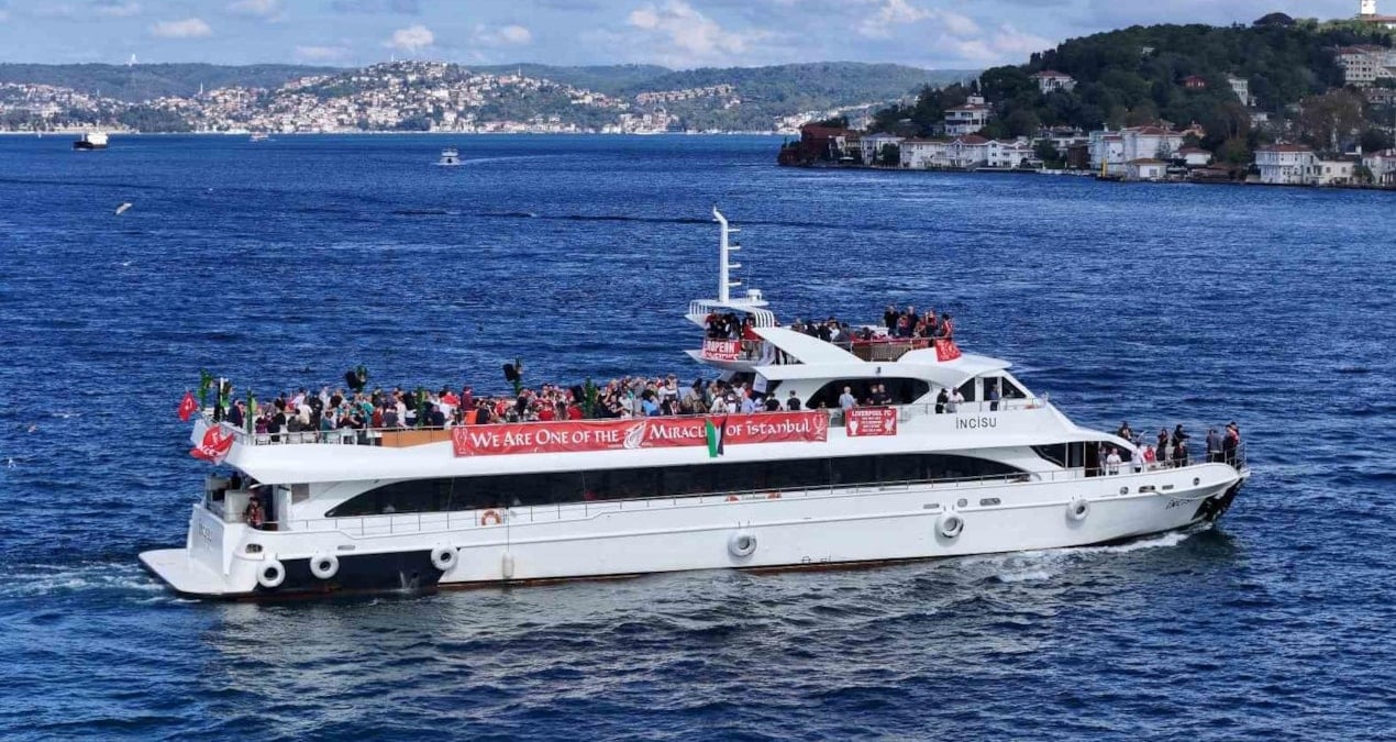 Liverpool taraftarları İstanbul Boğazı'nda renkli gösterilerle karşılandı