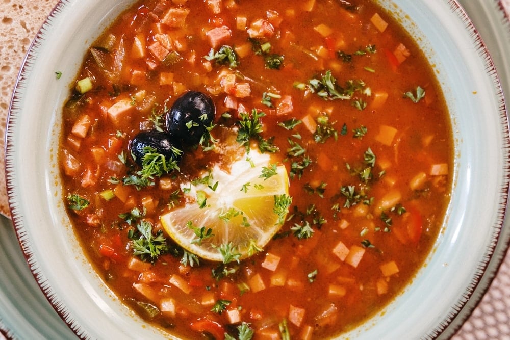 Solyanka çorbası sağlık açısından riskli bileşenleriyle dikkat çekiyor