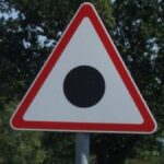 Yeni Trafik Levhası Sürücülere Tehlikeli Bölgeler İçin Uyarı Sağlıyor
