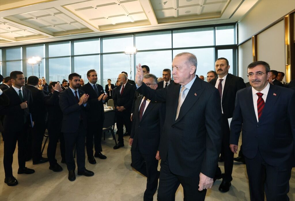 7 Belediye Başkanı Daha AK Parti'ye Katıldı, Rozetlerini Erdoğan Taktı