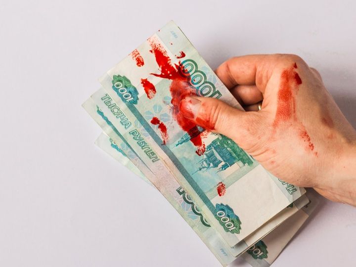 Rusya Parlamentosu 2025 bütçesinde 5,7 trilyon ruble açık öngördü Rusya Devlet Duması, 2025 yılı federal bütçesine ilişkin üçüncü revizyonu kabul etti. Yeni yasa, bütçe açığının 5,7 trilyon rubleye (GSYH’nin %2,6’sı) yükseleceğini öngörüyor. Bu rakam, yıl başındaki tahminlerin beş katından fazla. Duma Başkanı Vyaçeslav Volodin, 21 Ekim’deki oturumda hiçbir milletvekilinin yasa tasarısına karşı çıkmadığını açıkladı (Komsomolskaya Pravda, The Moscow Times, Profile.ru). Artan açık, büyüyen borç Gelirlerin 36,6 trilyon ruble, giderlerin ise 42,3 trilyon ruble olacağı tahmin ediliyor. Bu durum 5,7 trilyon rublelik bir “bütçe deliği” yaratıyor. Hükümet, açığı kapatmak için borçlanmayı artırmayı planlıyor; bu yılki borçlanma programı 7 trilyon rubleye yükseltildi. Böylece devlet borcunun yıl sonunda 5,4 trilyon ruble artması bekleniyor. Askeri harcamalar öncelikli, sivil sektör sıkıştı Yeni düzenleme, askeri harcamaların altyapı, sağlık, eğitim ve teknoloji gibi sivil alanların önüne geçtiğini gösteriyor. Uzmanlar, bu eğilimin ülkeyi “askeri raylara oturtarak” uzun vadeli kalkınmayı durdurduğunu belirtiyor. 2026 bütçesinde gelirlerin 40,3 trilyon ruble, giderlerin ise 44,1 trilyon ruble olacağı öngörülüyor; bu da mali dengesizliğin süreceğine işaret ediyor. Sosyal göstergeler düşüşte 2026 yılında asgari geçim düzeyi genel nüfus için 18.939 ruble olarak belirlendi. Çalışanlar için bu rakam 20.644, emekliler için 16.288, çocuklar için 18.371 ruble olacak. Artan askeri harcamalar karşısında sosyal harcamaların azalması, özellikle bölgelerdeki bütçeleri ve uzun vadeli yatırımları olumsuz etkiliyor. Ekonomik tablo ve beklentiler Rusya Maliye Bakanlığı, 2025 için enflasyon tahminini %7,6’dan %6,8’e düşürdü ve rublede sınırlı bir güçlenme öngördü. Petrol fiyatı beklentisi