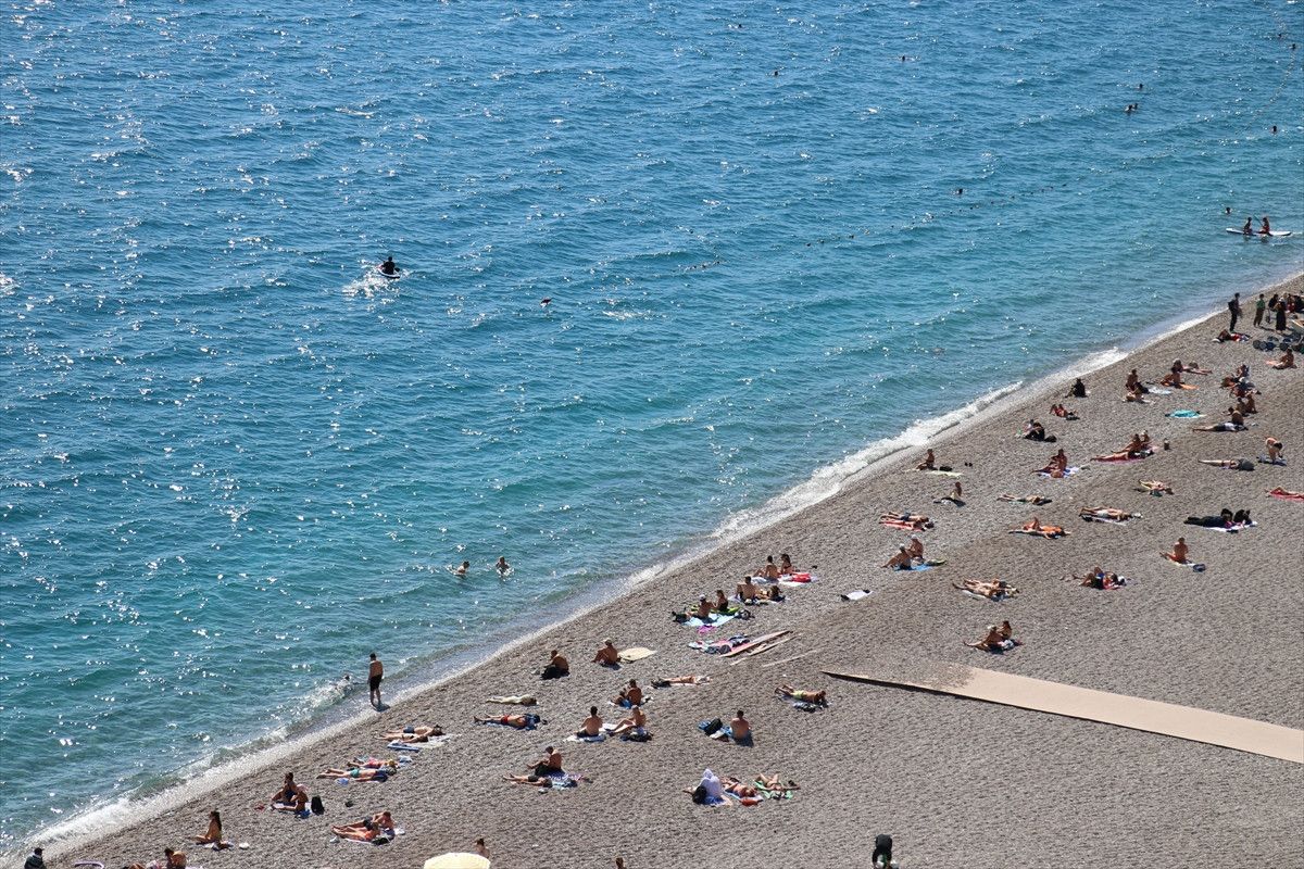 Antalya'da Ekim Sıcaklığı: Sahiller Kalabalıklaştı