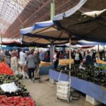 Artan hayat pahalılığıyla pazarlarda atık sebze-meyve toplayanların sayısı yükseliyor