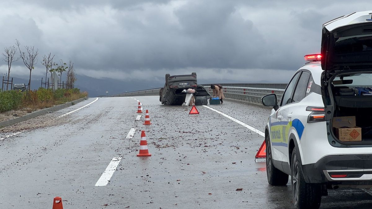 Bursa'da Su Birikintisine Giren Otomobil Takla Attı, Üç Kişi Hafif Yaralandı