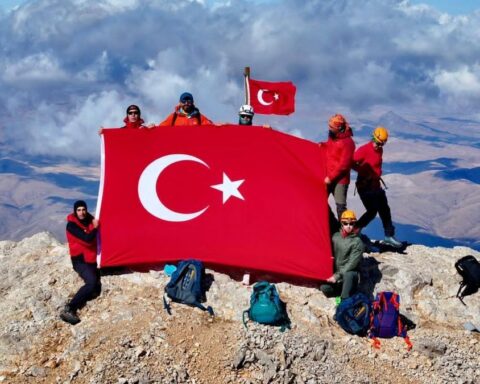 Dağcılar Emler Zirvesi’nde Cumhuriyet’in 102. yılını kutladı