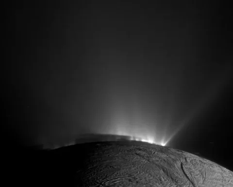 Enceladus'ta organik moleküller tespit edildi, yaşam ihtimali artıyor