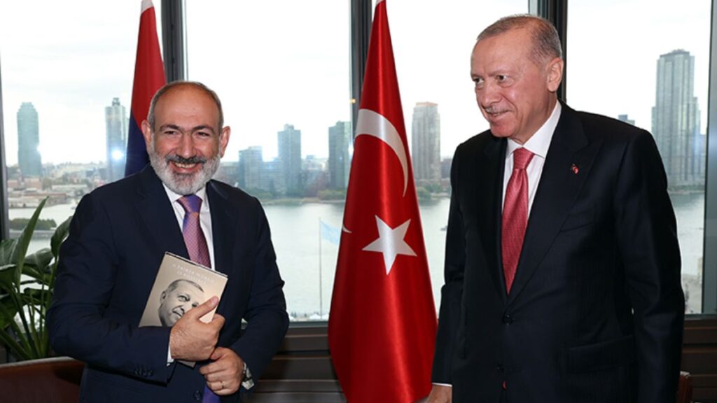 Ermenistan Başbakanı'nın Eşi, Erdoğan'ın 'Daha Adil Bir Dünya Mümkün' Kitabını Okudu