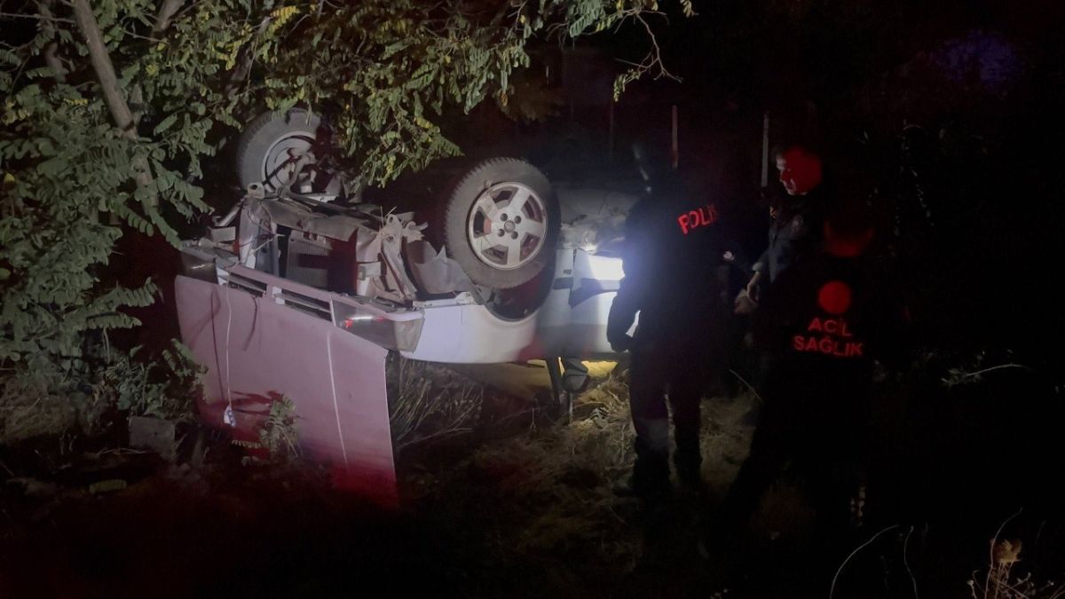 Erzincan'da Polisten Kaçan Otomobil Şarampole Uçtu, İki Kişi Yaralandı