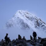 Everest Dağı'nda yoğun kar fırtınası nedeniyle 1.000 kişi mahsur kaldı
