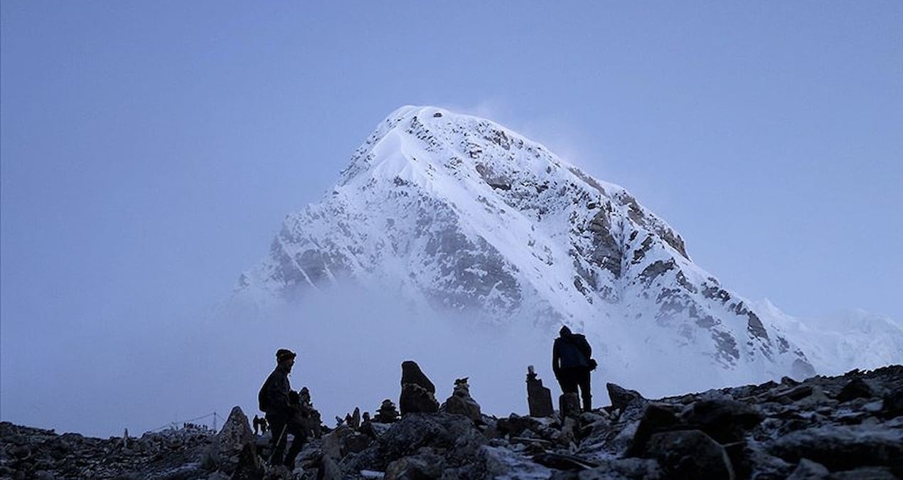 Everest Dağı'nda yoğun kar fırtınası nedeniyle 1.000 kişi mahsur kaldı