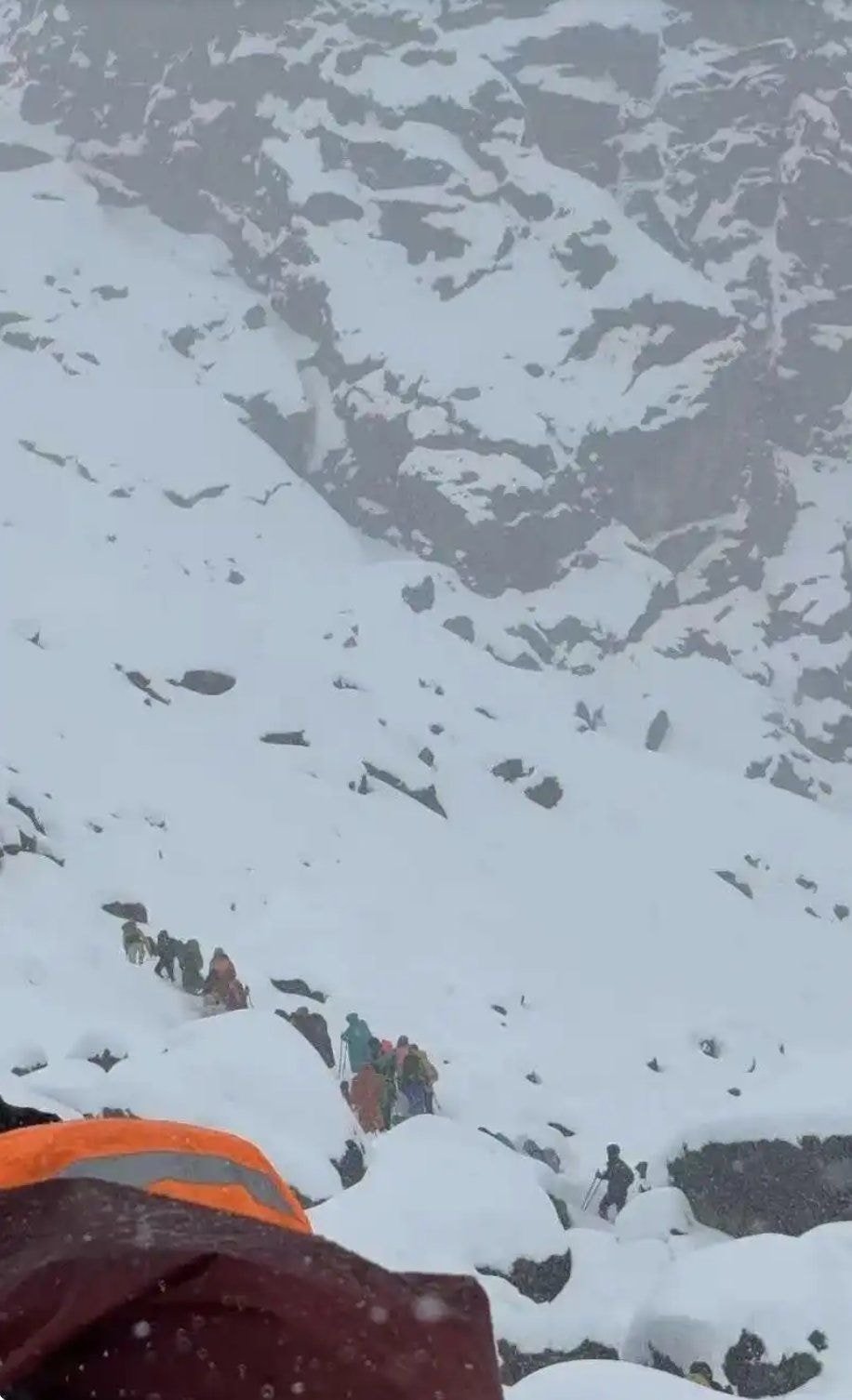 Everest'te Kar Fırtınası Sebebiyle Bin Kişi Mahsur Kaldı