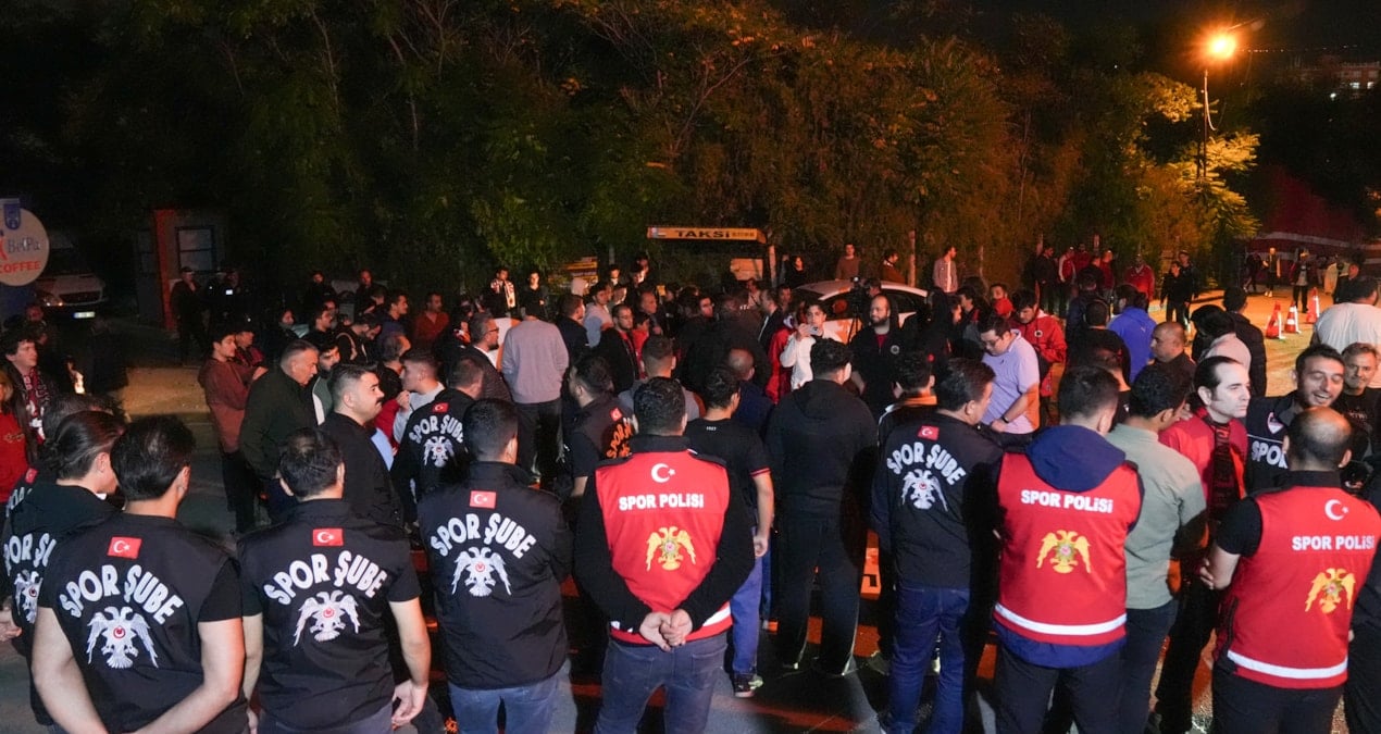 Gençlerbirliği taraftarları, başkanlık krizi için tesislerde toplandı