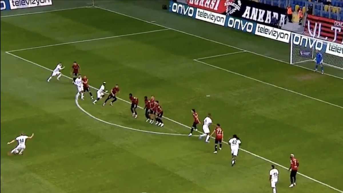 Ianis Hagi'nin Gençlerbirliği'ne Attığı Frikik Golu Gündem Oldu