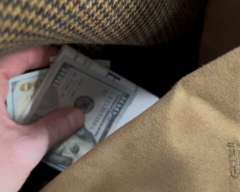 İkinci El Takım Elbisenin Cebinden 700 Dolar Çıktı