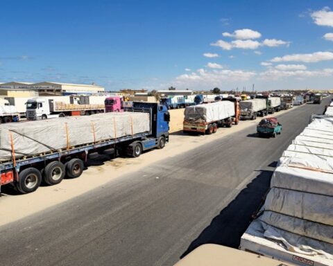 İsrail, Rehinelerin Teslim Edilmemesini Gerekçe Göstererek Gazze'ye İnsani Yardımı Kesiyor