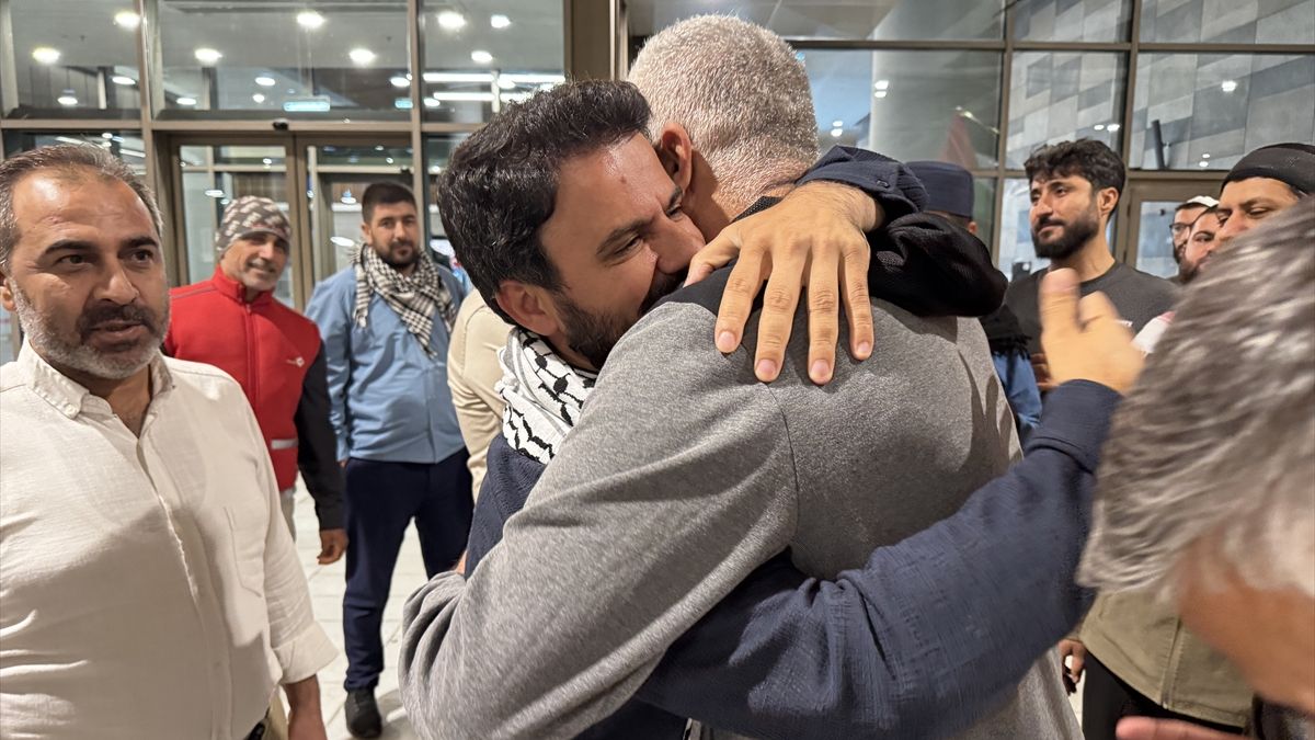 İsrail'den Türkiye'ye Dönen Aktivist Mersin'de Karşılandı