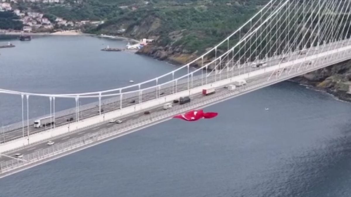 İstanbul Boğazı’nın Köprüleri, Cumhuriyet Bayramı İçin Kırmızı-Beyaz Renklerle Aydınlatıldı