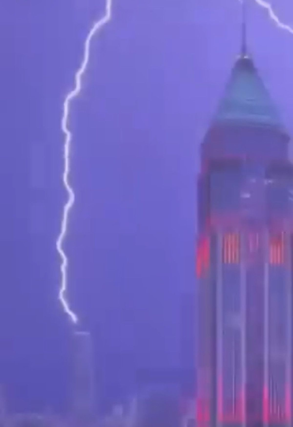 İstanbul Finans Merkezi’ne Yıldırım Düştü, O Anlar Kameraya Yansıdı