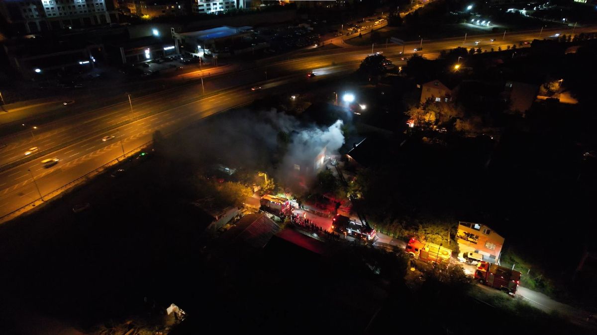 İstanbul'da Bina Çatısında Çıkan Yangın Kontrol Altına Alındı