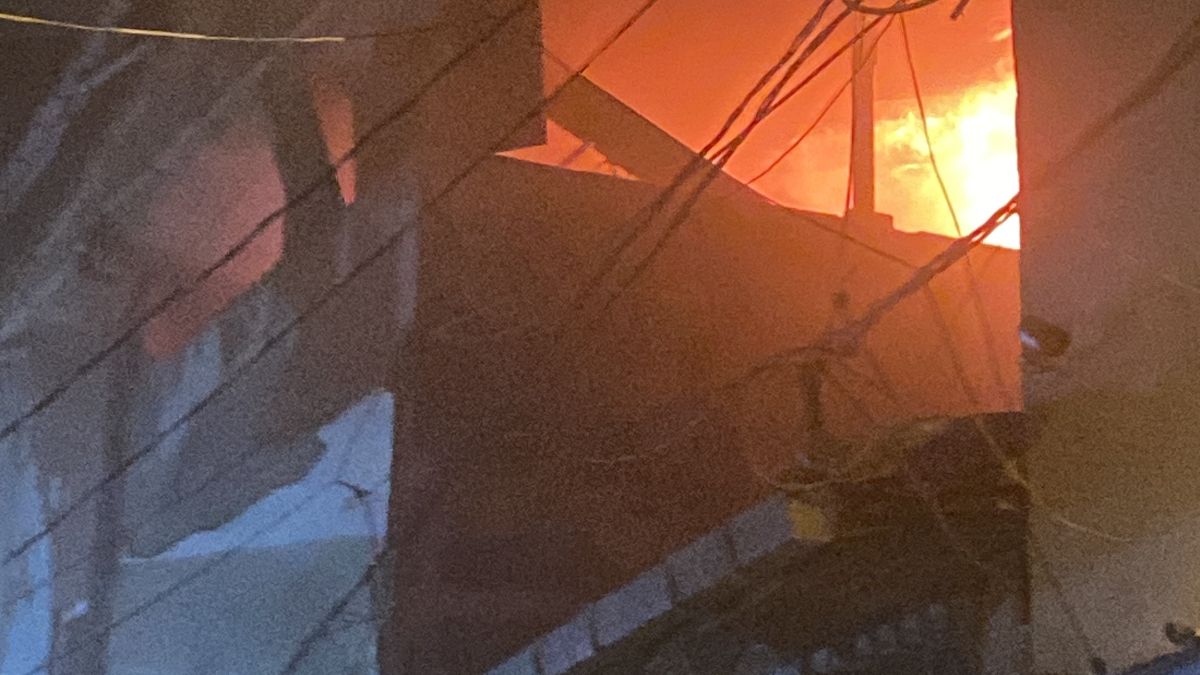 İstanbul'da Çatı Katında Yangın Paniğe Neden Oldu, İtfaiye Müdahale Etti