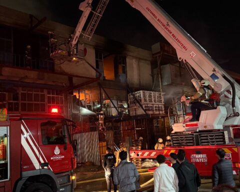 İstanbul'da Metal İş Sanayi Sitesi'ndeki Depoda Yangın Çıktı