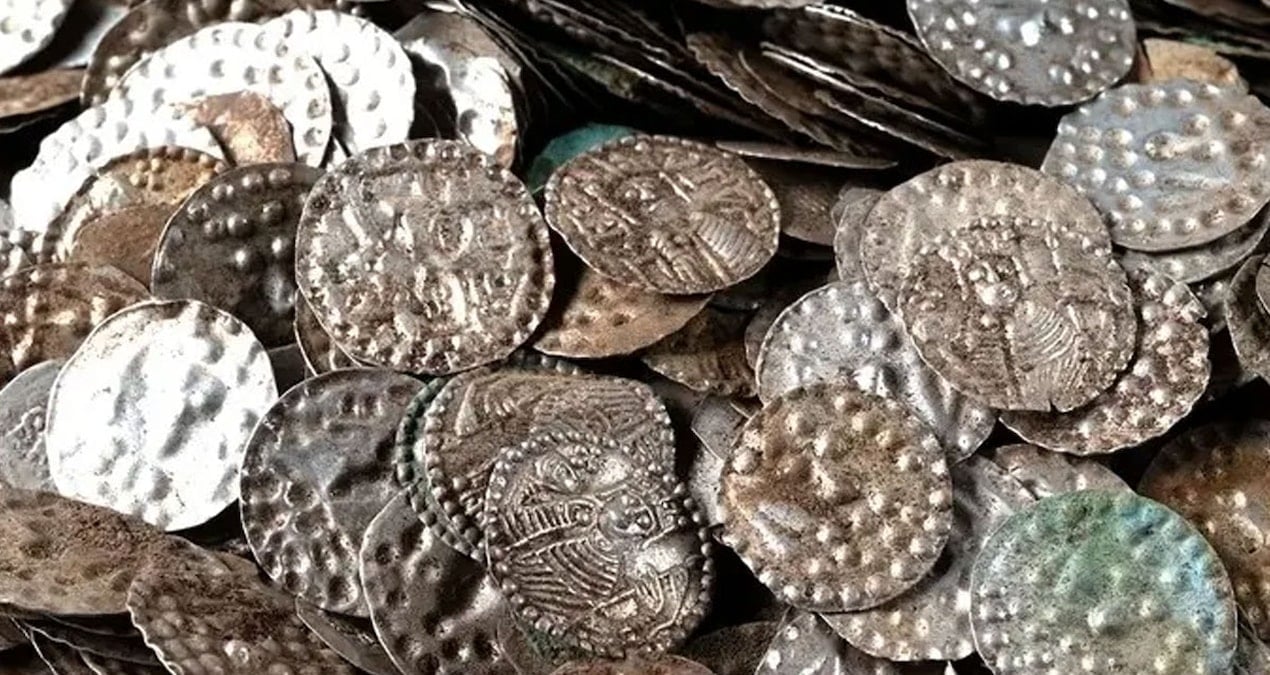 İsveç'te 20 bin parça içeren büyük Orta Çağ gümüş hazinesi keşfedildi