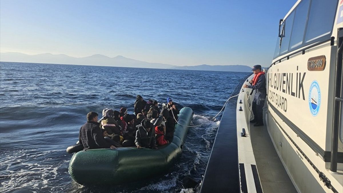 İzmir açıklarında 104 düzensiz göçmen kurtarıldı, 1 şüpheli gözaltında