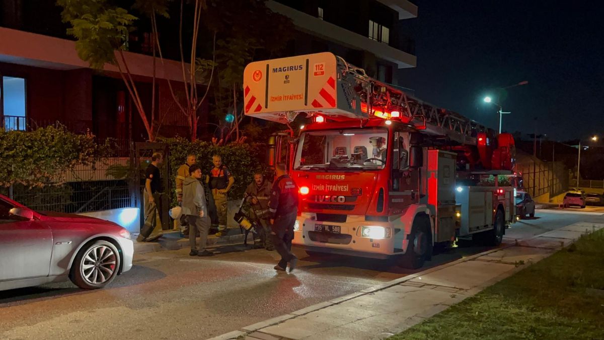 İzmir’deki Yangında Mahsur Kalan 4 Kişi İtfaiye Tarafından Kurtarıldı