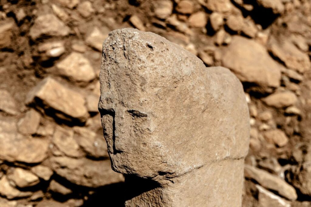 Karahantepe'de 12 Bin Yıl Öncesine Ait İnsan Yüzlü Dikilitaş Bulundu