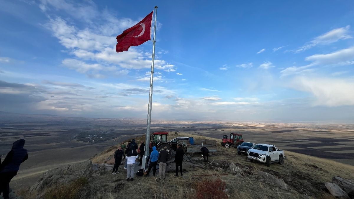 Karakuzu Dağı’na Türk bayrağı dikildi: 20 yıllık hayal gerçek oldu