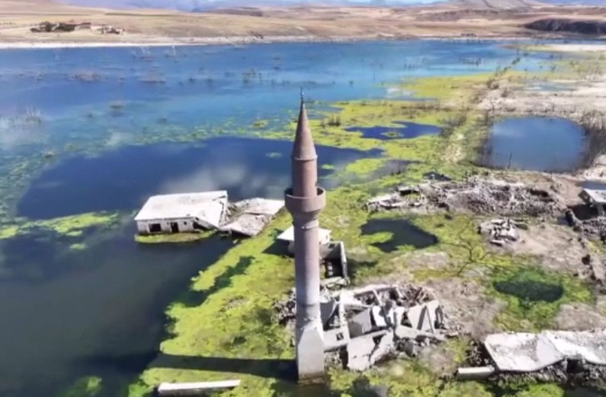 Kayseri'de Gümüşören Barajı'nda Su Seviyesi Düşerken Eski Yerleşimler Ortaya Çıkıyor