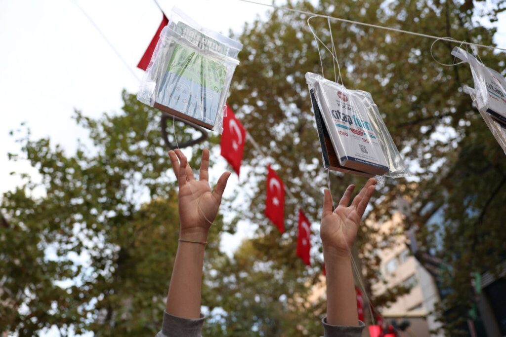 Kocaeli kitap fuarında ağaçlar yine kitap açtı, 15. kez kapılarını açıyor