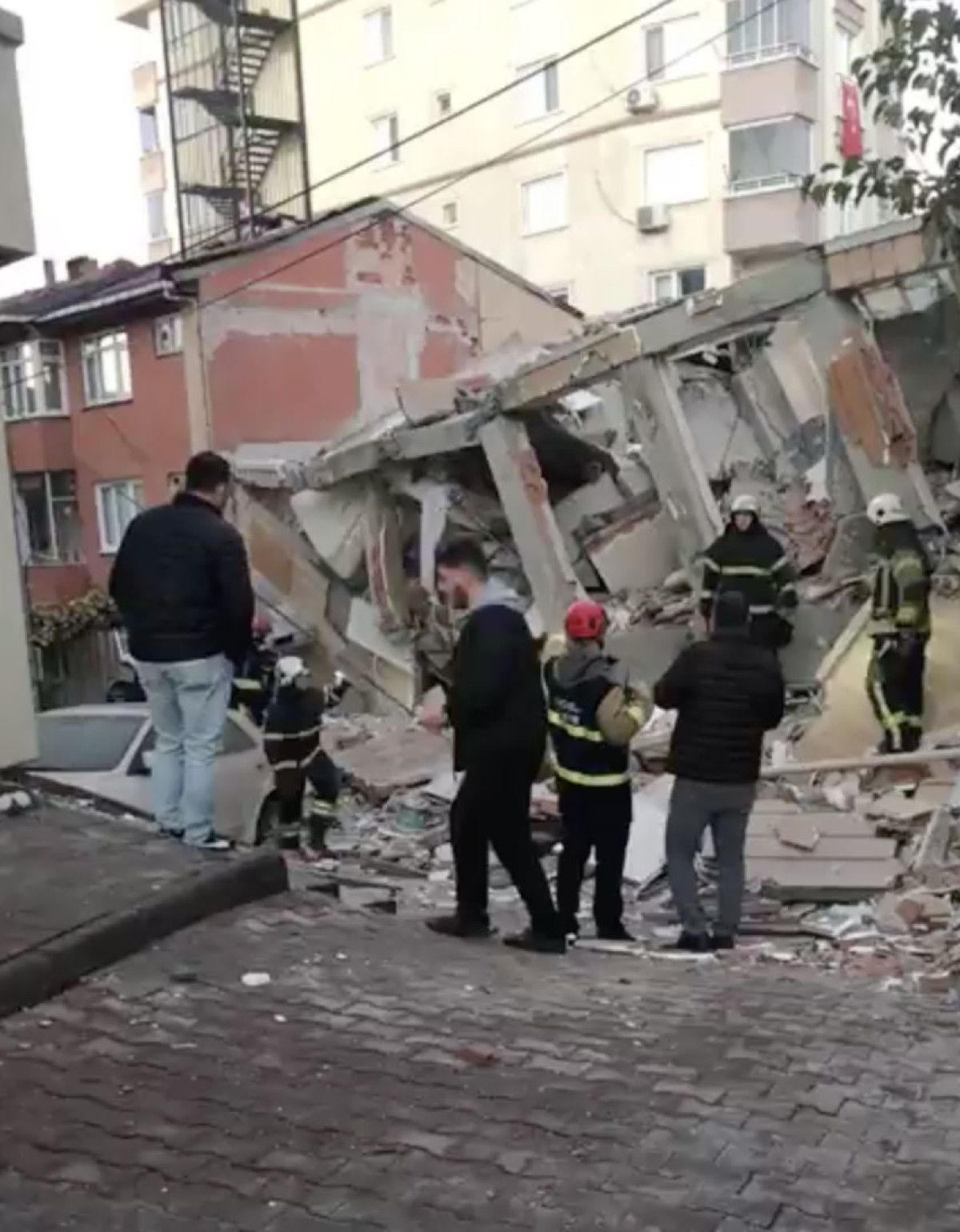 Kocaeli'de 6 katlı bina çöktü, kurtarma çalışmaları devam ediyor