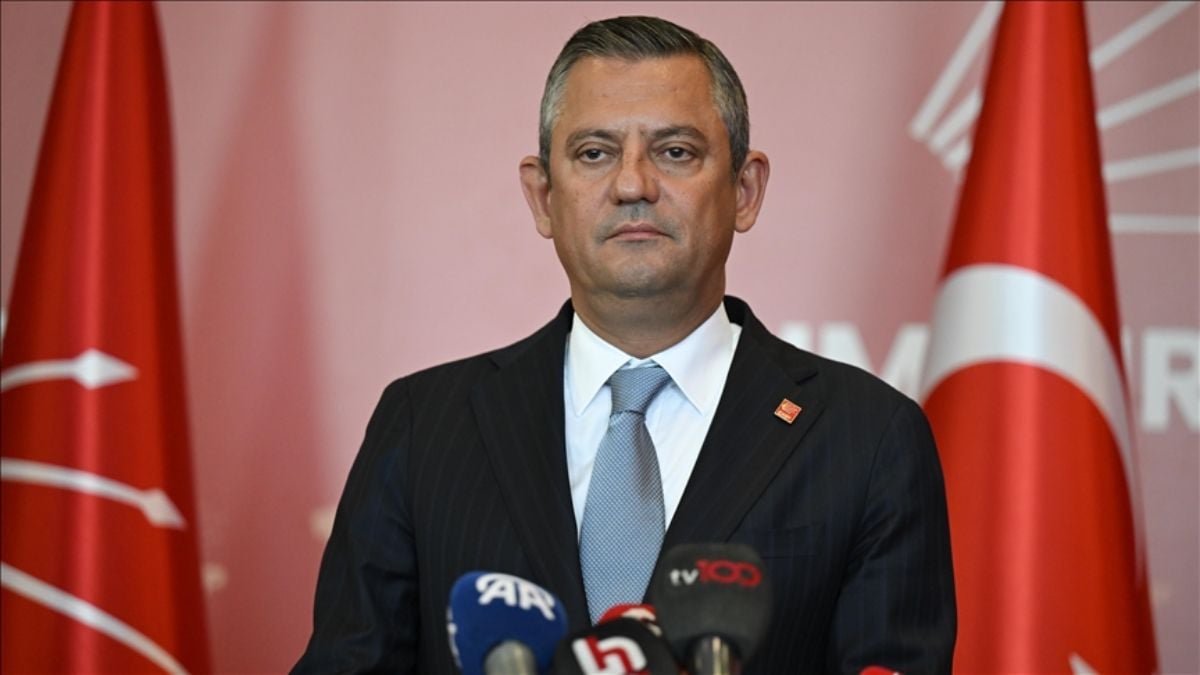 Özgür Özel, İngiltere Başbakanı Starmer'i Türkiye'deki Demokrasi Sorunlarını Görmezden Gelmekle Suçladı
