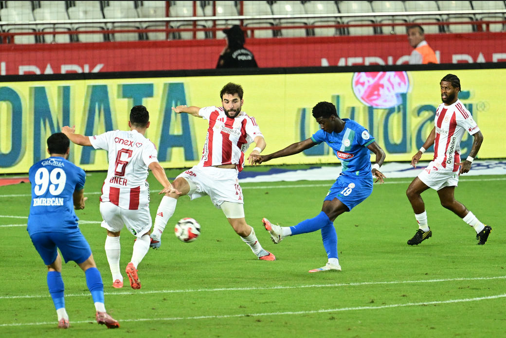 Rizespor, Antalyaspor'u 5-2 mağlup ederek galibiyetle ayrıldı