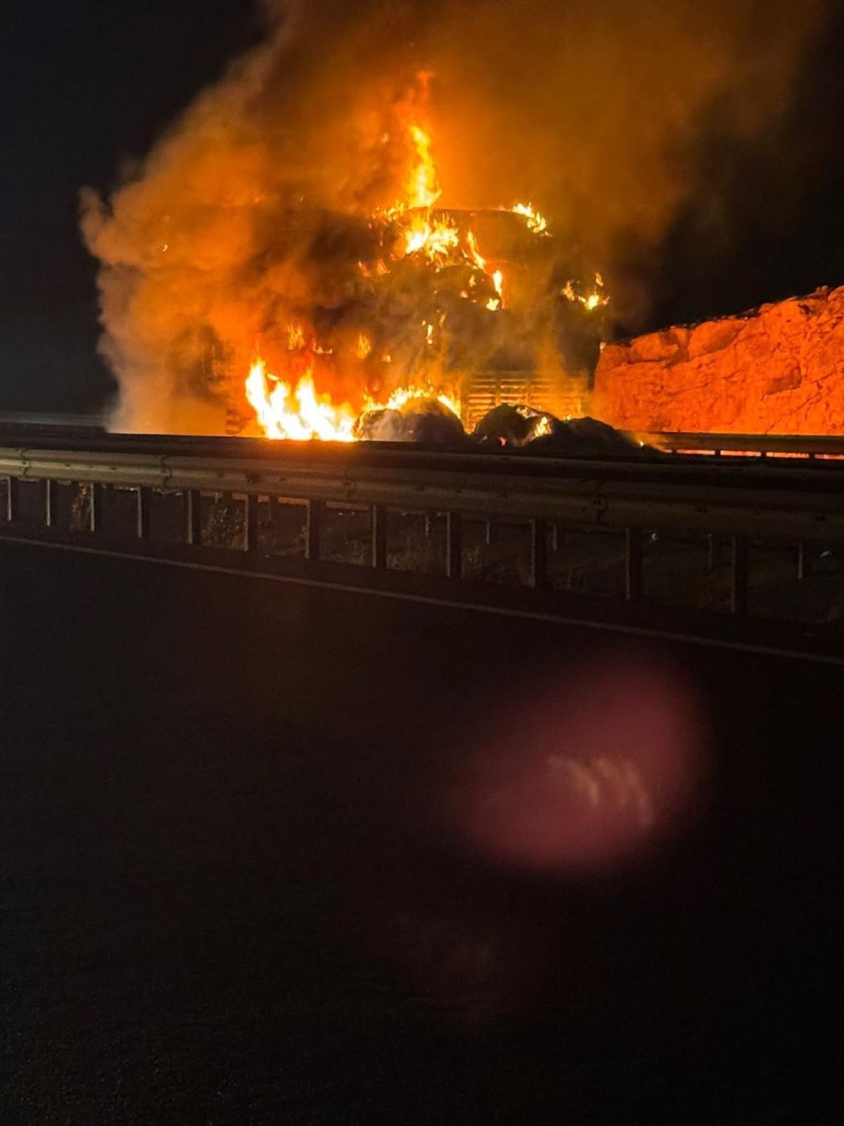 Şanlıurfa'da Seyir Halindeki Tır Yangın Çıkardı, Araç Kullanılamaz Hale Geldi