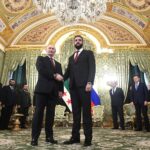 Şara, Putin'le Görüşürken Esad Moskova'da Ailesiyle Geziyor