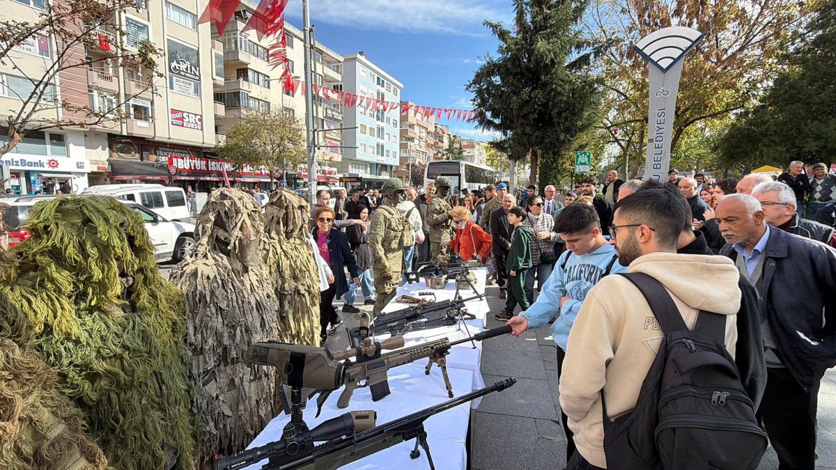 Tekirdağ'da 29 Ekim Kutlamasında Komandoların Silah Sergisi Yoğun İlgi Gördü