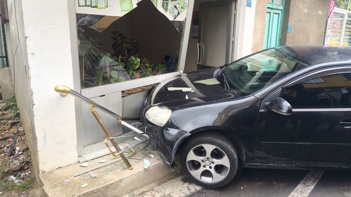 Tekirdağ'da Kontrolünü Kaybeden Araç Dükkâna Girdi