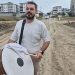 Tekirdağ’da Müzisyen, Çamurlu Sokaklara Dikkat Çekmek İçin Performans Sergiledi