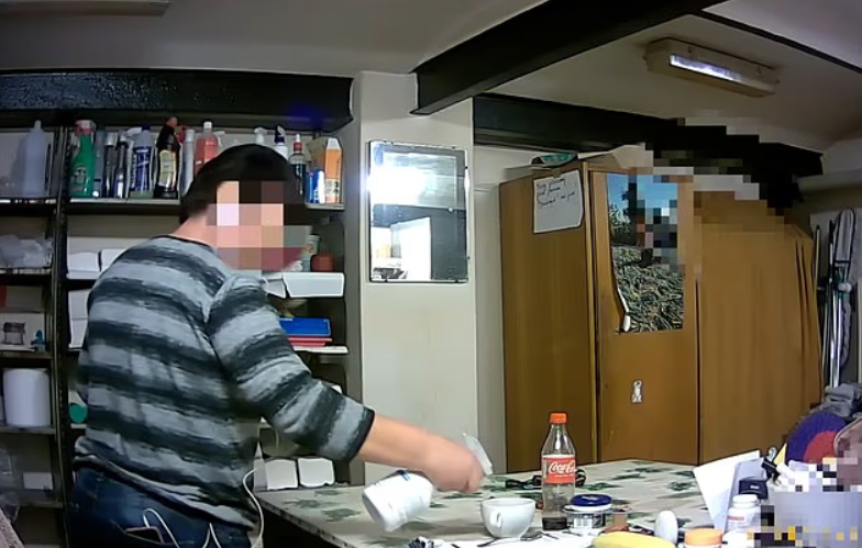 Temizlikçi, İş Arkadaşının Çayına Tehlikeli Kimyasallar Eklemekle Yargılanıyor