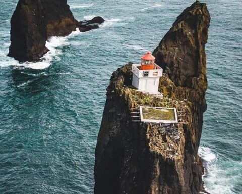 Thridrangaviti Deniz Feneri: İzlanda’nın En Tehlikeli Yapısı Ziyaretçilerini Riskle Karşılıyor