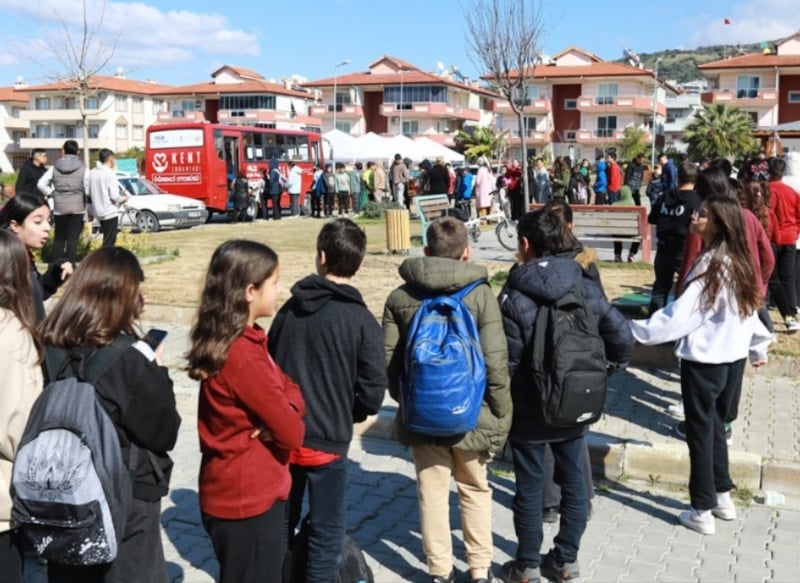 Yoksulluk Sıradan Bir Hayat Haline Gelirken, İzmir'de Çocuklara Gıda Desteği Sağlanıyor